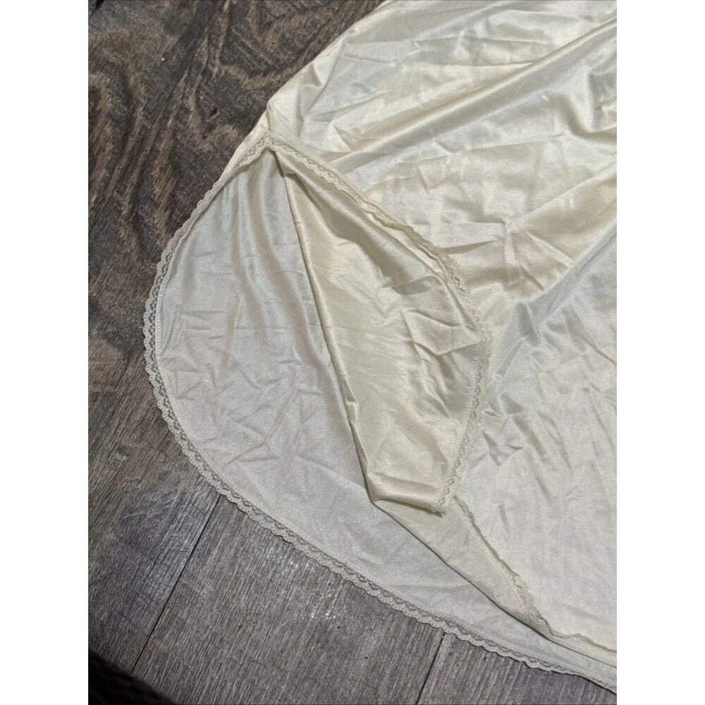 Vintage 1970s Cabernet Ivory Tricot Nylon Half Slip Curved Lace Hem Size